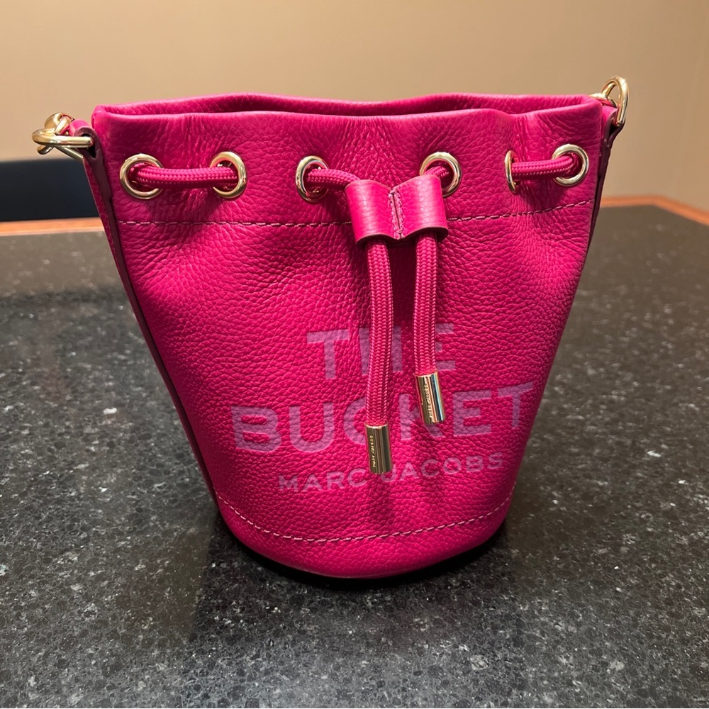 Marc Jacobs the Bucket Bag Leather Mini Lipstick Pink